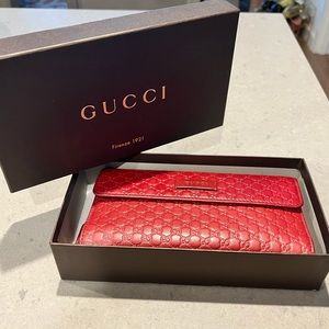 Gucci Microguccissima Continental Flap Wallet in Red